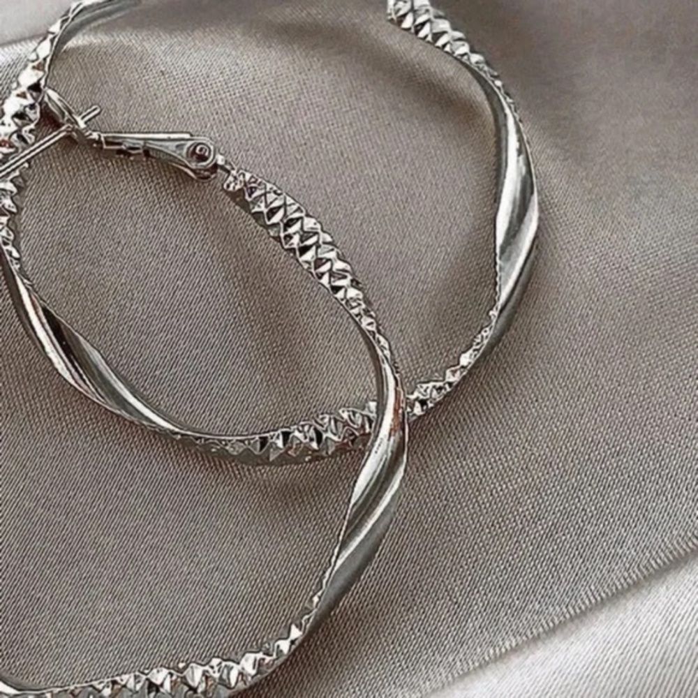 ❄️New❄️ Silver Textured Hoop Earrings Stylish and Elegant Jewelry Earring